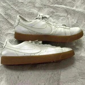 Nike Men's White Sneakers with Tan Sole